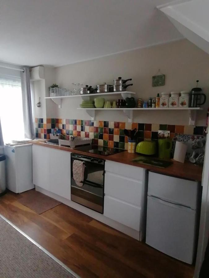 Le Chalet - 2 Bedroom Chalet House Sleeps 3 بيمبروك المظهر الخارجي الصورة